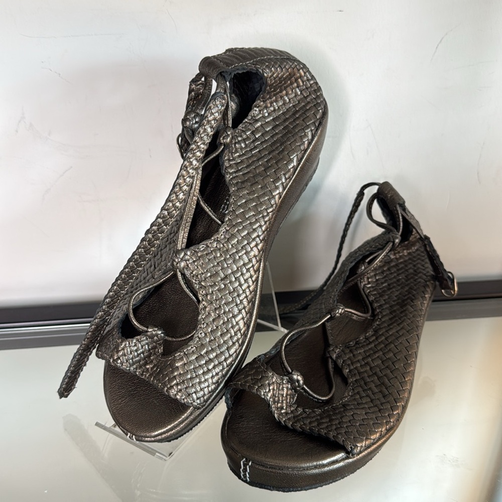 LIKE NEW Sheridan MIA Metallic Wedge Sandals size 7